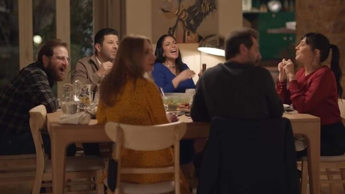 فيلم "أصحاب ولا أعز" يثير الجدل وجراءة منى زكي تصدم جمهورها