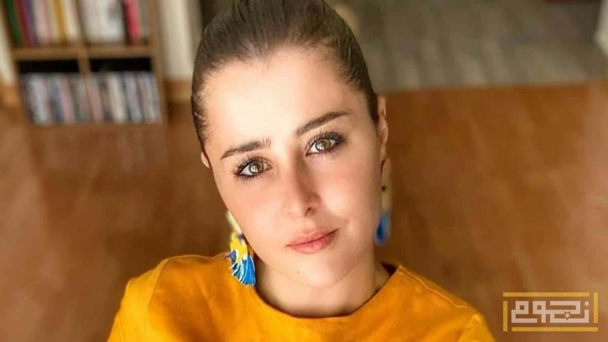 عائشة بن أحمد تتصدر قائمة مقاطع الفيديو الأكثر مشاهدة بعد ظهورها بفستان مُلطخ بالدماء