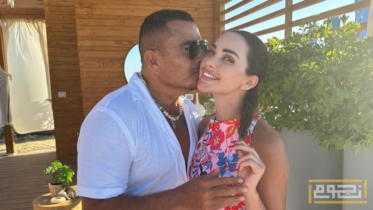 من هي داليدا خليل التي ظهرت بصُحبة عمرو دياب في الساحل الشمالي؟