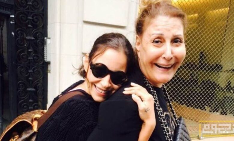 نجوم الوسط الفني ينفون وفاة زيزي مصطفى