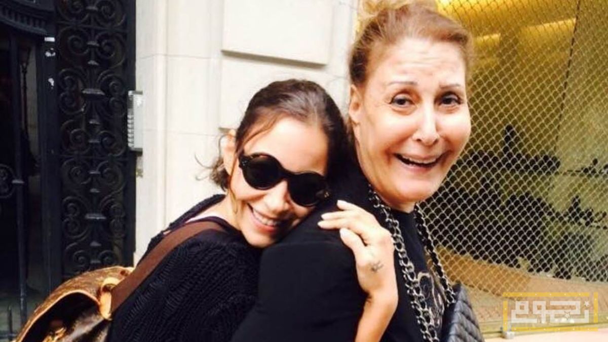 نجوم الوسط الفني ينفون وفاة زيزي مصطفى