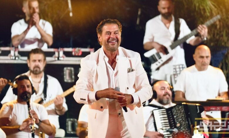 نجوم تعرضوا لمواقف محرجة بسبب المعجبات