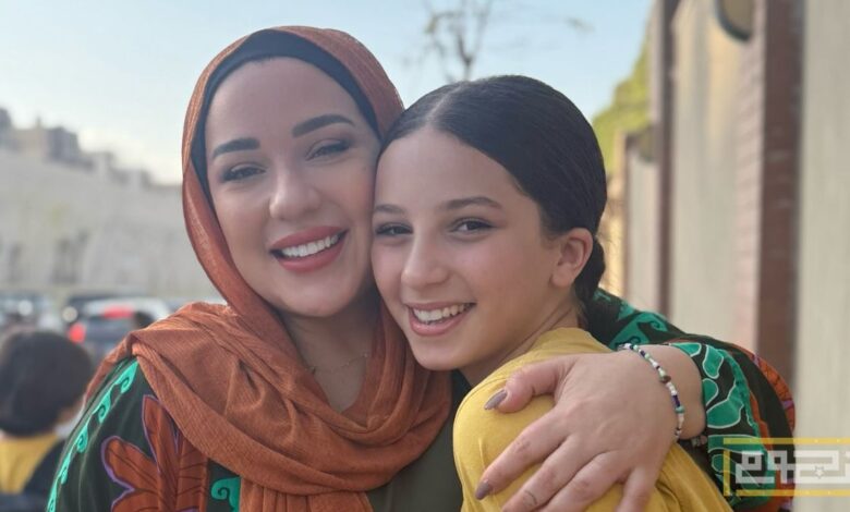 أسما شريف منير ترتدي الحجاب مع أول يوم مدرسي لابنتها