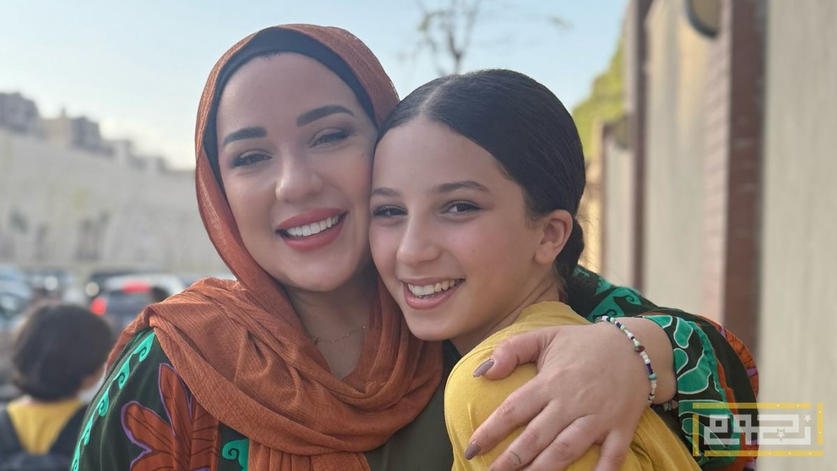 أسما شريف منير ترتدي الحجاب مع أول يوم مدرسي لابنتها