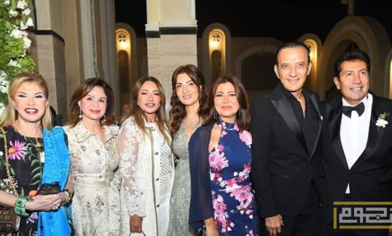 لقطات ملفتة للنجوم مع عائلة هاني رمزي في زفاف نجله