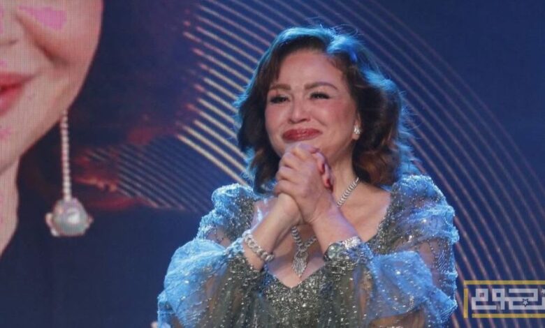 إلهام شاهين تبكي تأثراً بتكريمها في مهرجان شرم الشيخ