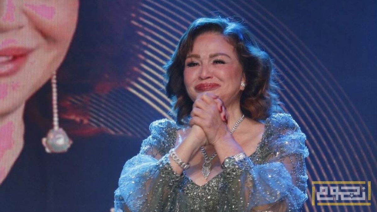 إلهام شاهين تبكي تأثراً بتكريمها في مهرجان شرم الشيخ