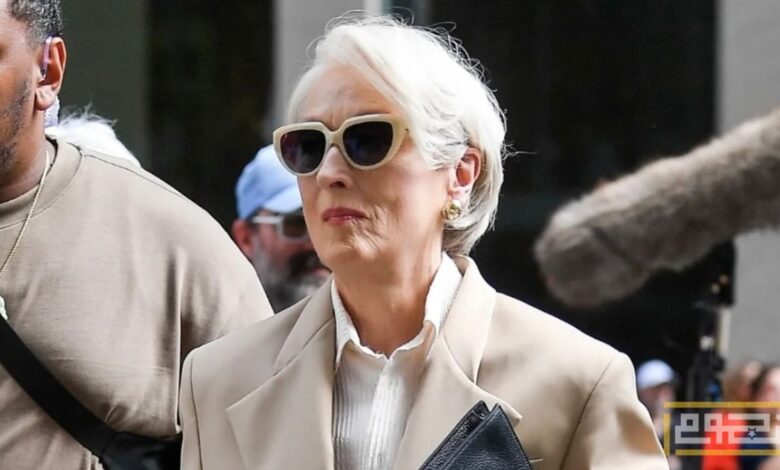 يبدو أن حبكة فيلم "The Devil Wears Prada 2" تحمل الكثير من المشاهد واللحظات التي ستجذب الجمهور، لا سيما بين الثلاثي ميراندا بريستلي، وآندي ساكس، وإميلي تشارلتون التي تؤدي دورها إيميلي بلانت. فالأولى تظهر في صورة المديرة التي تواجه صعوبات بسبب تراجع وسائل الإعلام المطبوعة واحتياجها لعائدات من الإعلام الرقمي، وتسعى للتعامل مع تشارلتون التي أصبحت مديرة تنفيذية لإحدى العلامات التجارية، بينما تعود آندي ساكس كمسؤولة في قسم المقالات بمجلة "رانواي"، ليظهر شكل الصراع الثلاثي المنتظر، لا سيما أن علاقة آندي وميراندا تكشف عن جوانب مختلفة لم تكن حاضرة في الجزء الأول.