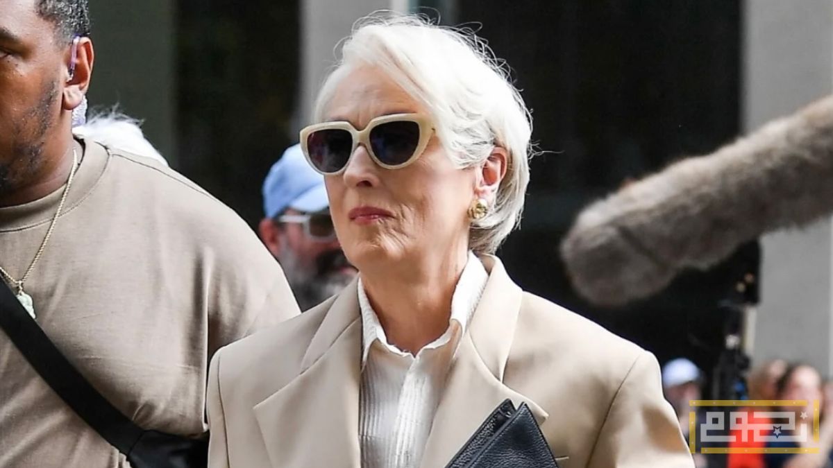 يبدو أن حبكة فيلم "The Devil Wears Prada 2" تحمل الكثير من المشاهد واللحظات التي ستجذب الجمهور، لا سيما بين الثلاثي ميراندا بريستلي، وآندي ساكس، وإميلي تشارلتون التي تؤدي دورها إيميلي بلانت. فالأولى تظهر في صورة المديرة التي تواجه صعوبات بسبب تراجع وسائل الإعلام المطبوعة واحتياجها لعائدات من الإعلام الرقمي، وتسعى للتعامل مع تشارلتون التي أصبحت مديرة تنفيذية لإحدى العلامات التجارية، بينما تعود آندي ساكس كمسؤولة في قسم المقالات بمجلة "رانواي"، ليظهر شكل الصراع الثلاثي المنتظر، لا سيما أن علاقة آندي وميراندا تكشف عن جوانب مختلفة لم تكن حاضرة في الجزء الأول.